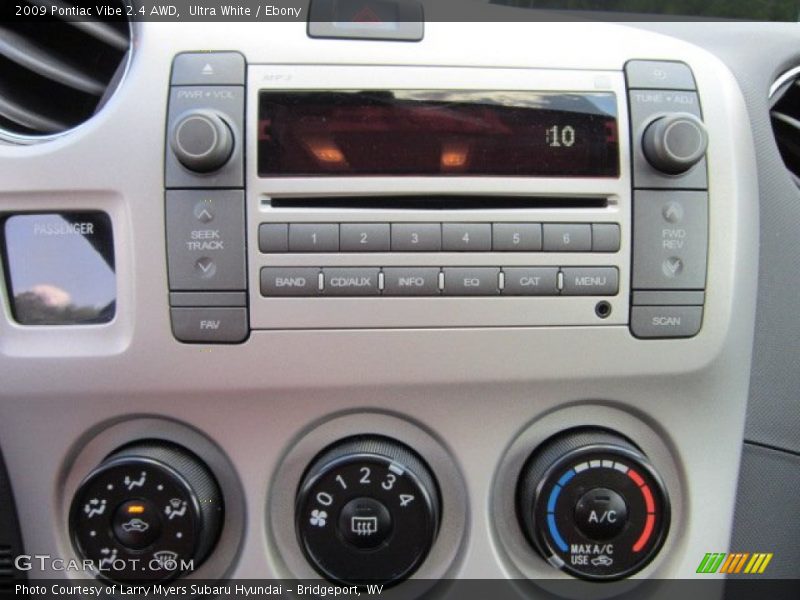 Ultra White / Ebony 2009 Pontiac Vibe 2.4 AWD