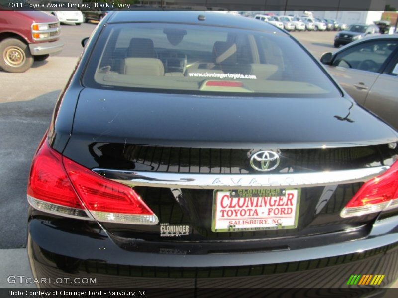 Black / Ivory 2011 Toyota Avalon Limited