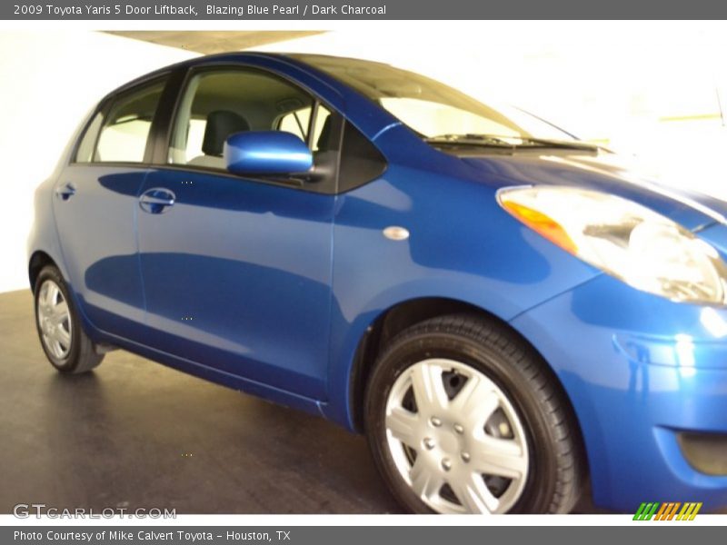 Blazing Blue Pearl / Dark Charcoal 2009 Toyota Yaris 5 Door Liftback