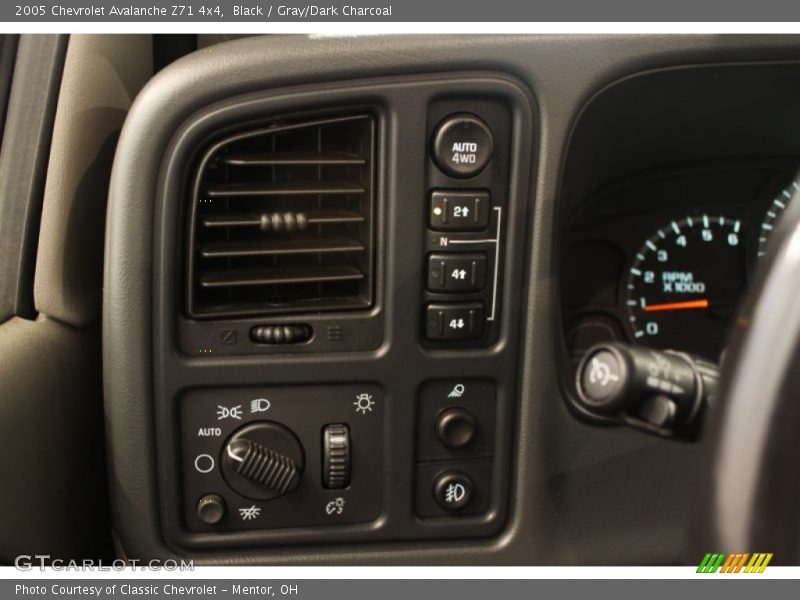 Black / Gray/Dark Charcoal 2005 Chevrolet Avalanche Z71 4x4