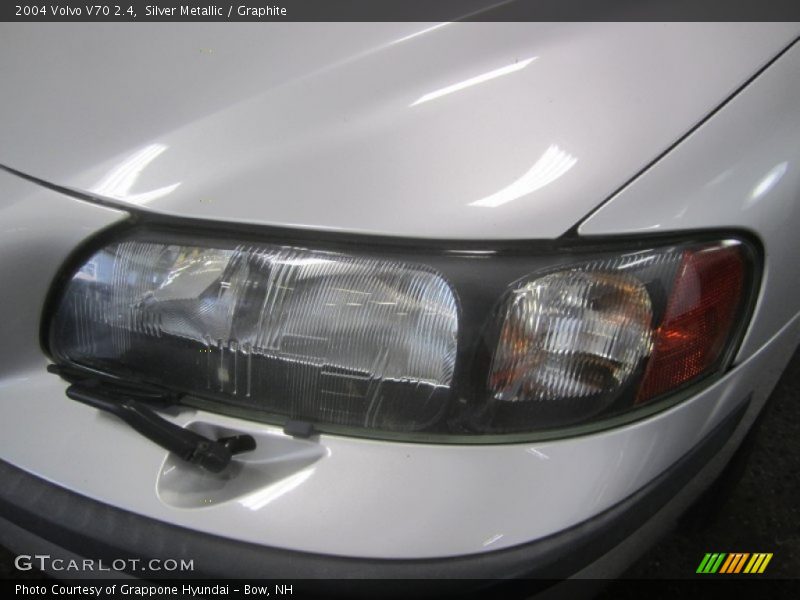 Silver Metallic / Graphite 2004 Volvo V70 2.4