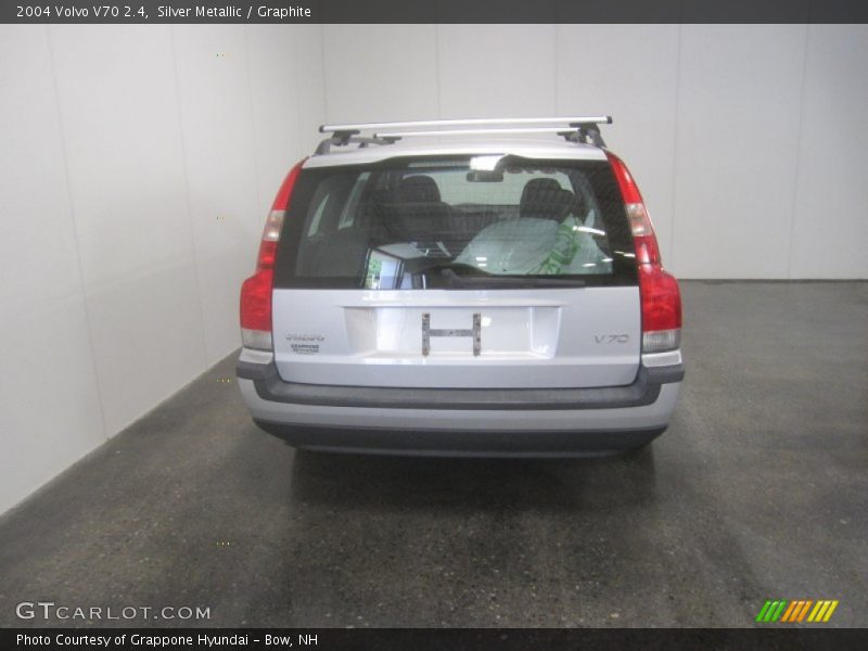 Silver Metallic / Graphite 2004 Volvo V70 2.4