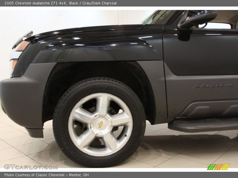 Black / Gray/Dark Charcoal 2005 Chevrolet Avalanche Z71 4x4