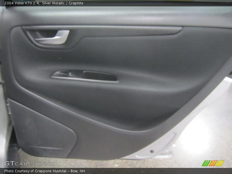 Silver Metallic / Graphite 2004 Volvo V70 2.4