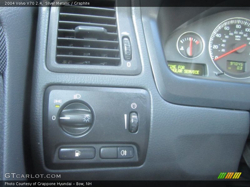 Silver Metallic / Graphite 2004 Volvo V70 2.4