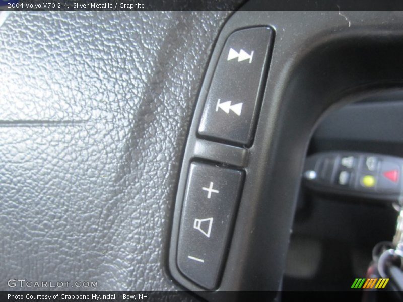Silver Metallic / Graphite 2004 Volvo V70 2.4