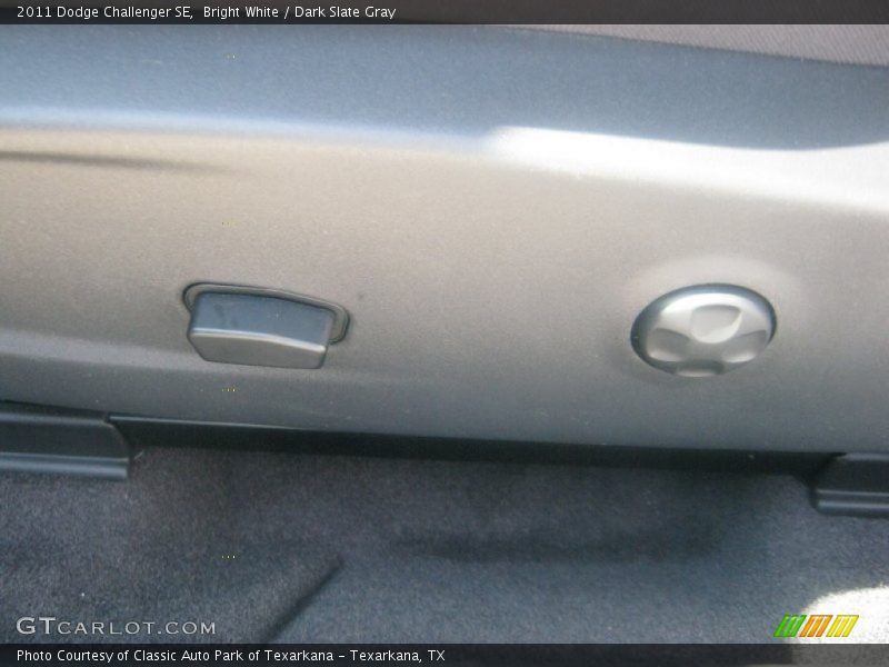 Bright White / Dark Slate Gray 2011 Dodge Challenger SE