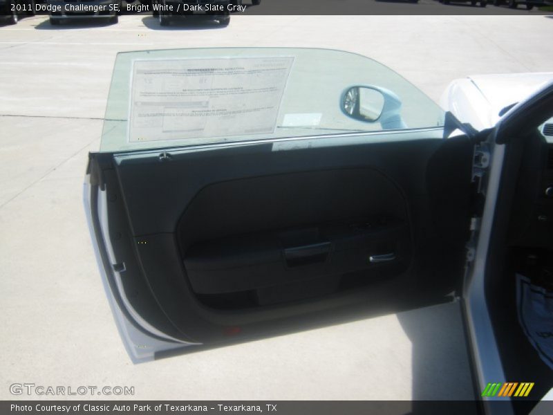 Bright White / Dark Slate Gray 2011 Dodge Challenger SE