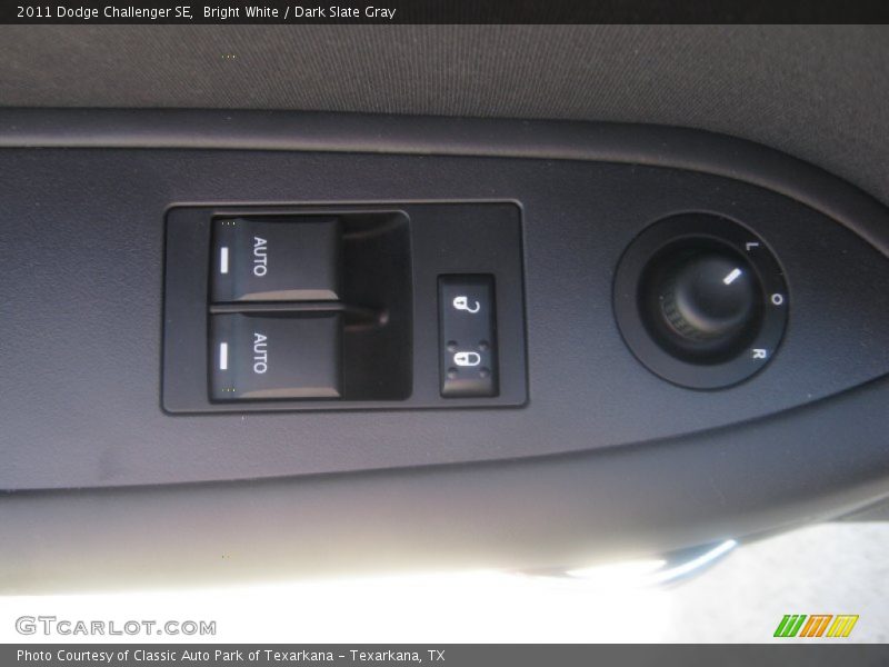 Bright White / Dark Slate Gray 2011 Dodge Challenger SE