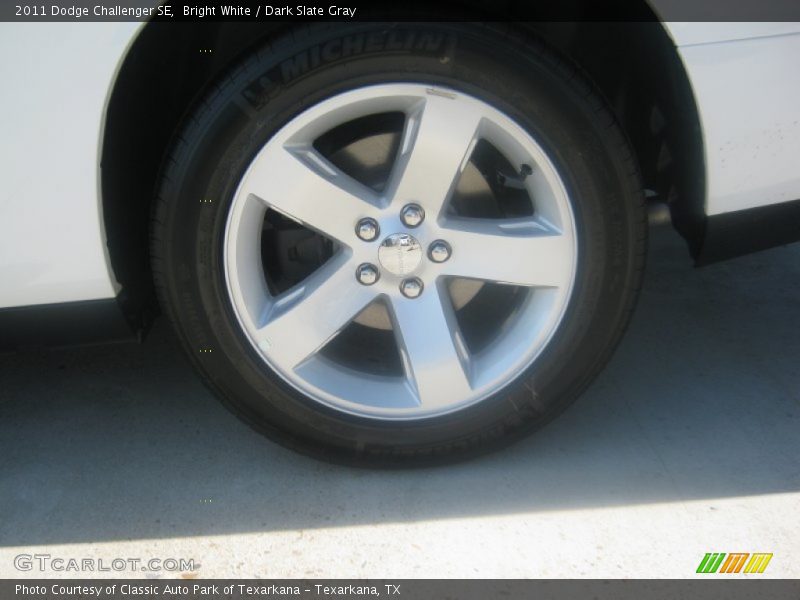 Bright White / Dark Slate Gray 2011 Dodge Challenger SE