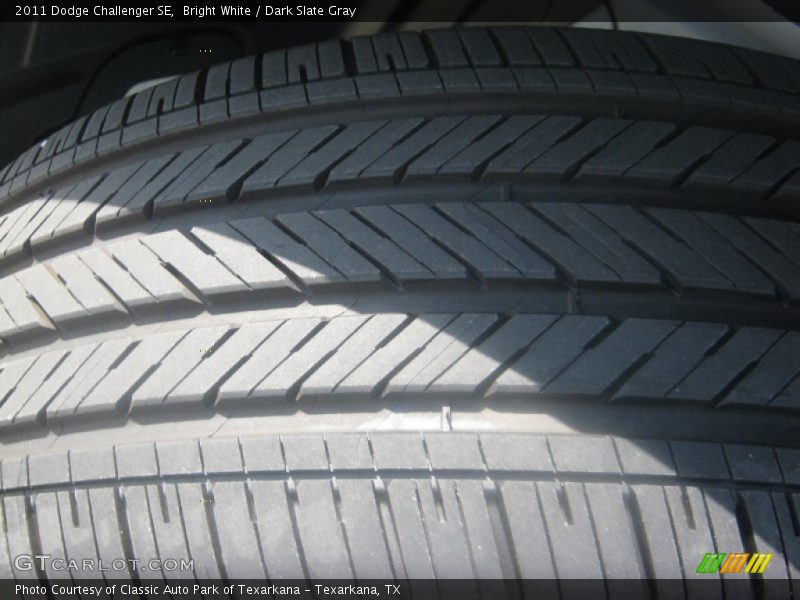 Bright White / Dark Slate Gray 2011 Dodge Challenger SE