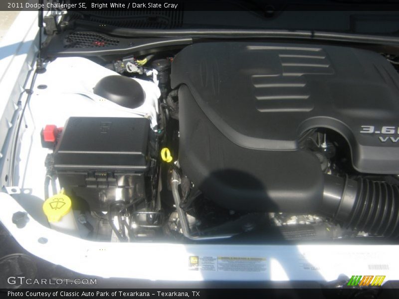 Bright White / Dark Slate Gray 2011 Dodge Challenger SE
