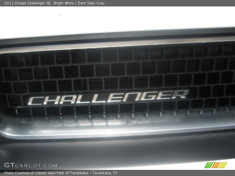 Bright White / Dark Slate Gray 2011 Dodge Challenger SE