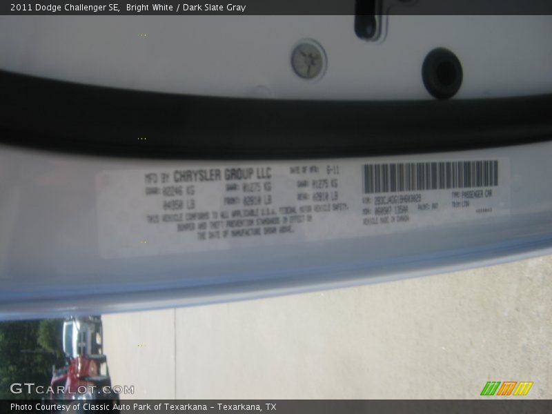 Bright White / Dark Slate Gray 2011 Dodge Challenger SE