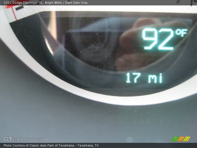 Bright White / Dark Slate Gray 2011 Dodge Challenger SE