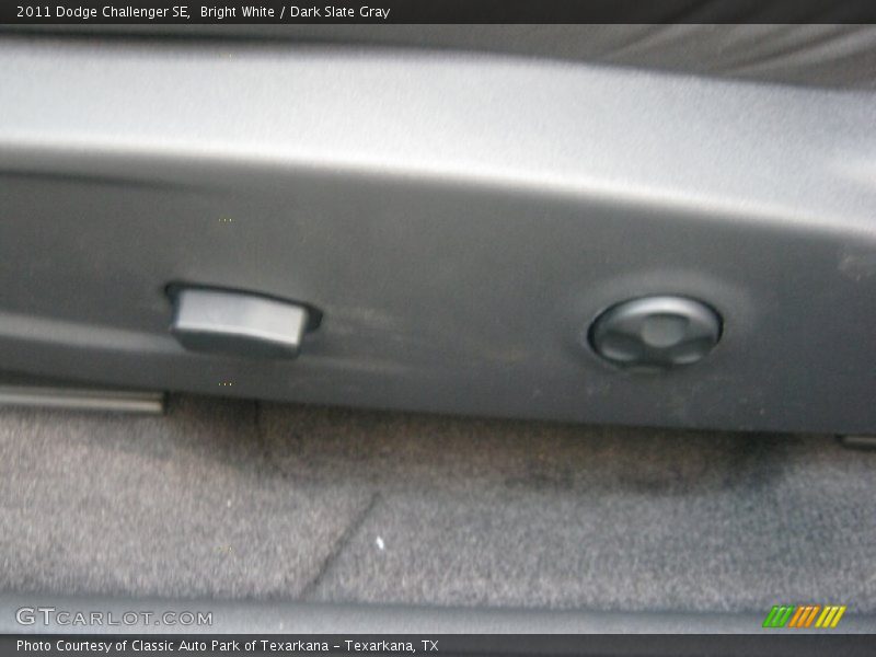 Bright White / Dark Slate Gray 2011 Dodge Challenger SE