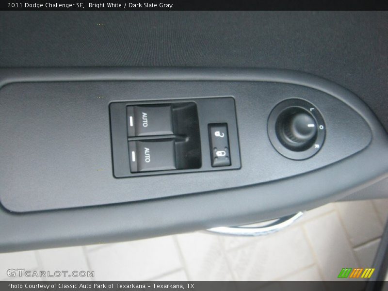 Bright White / Dark Slate Gray 2011 Dodge Challenger SE