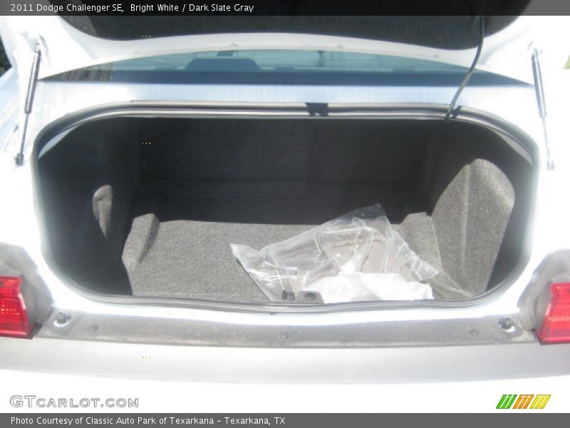 Bright White / Dark Slate Gray 2011 Dodge Challenger SE