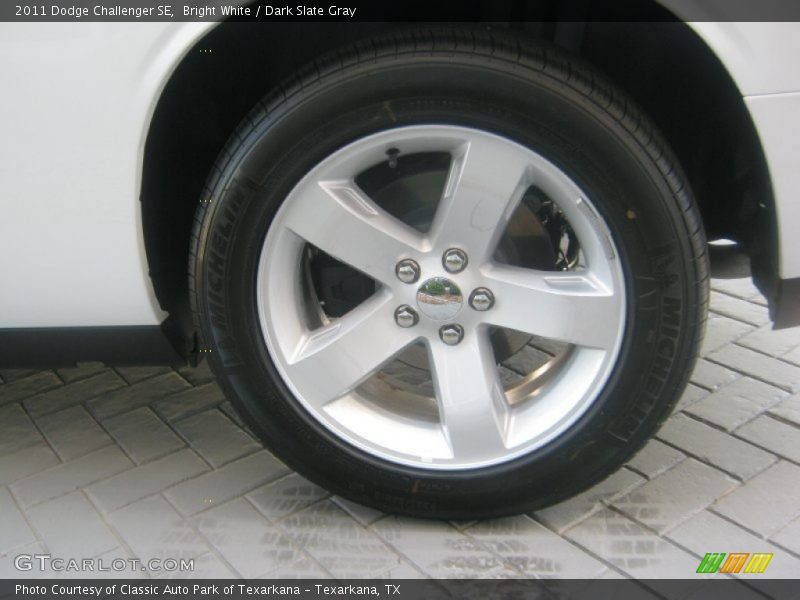Bright White / Dark Slate Gray 2011 Dodge Challenger SE
