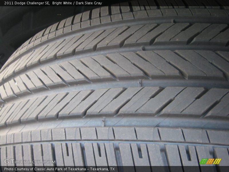 Bright White / Dark Slate Gray 2011 Dodge Challenger SE