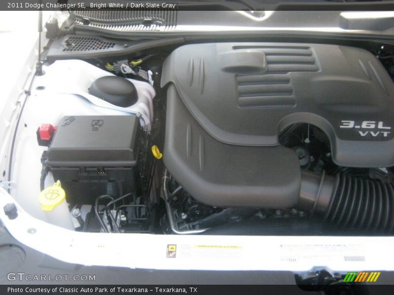 Bright White / Dark Slate Gray 2011 Dodge Challenger SE
