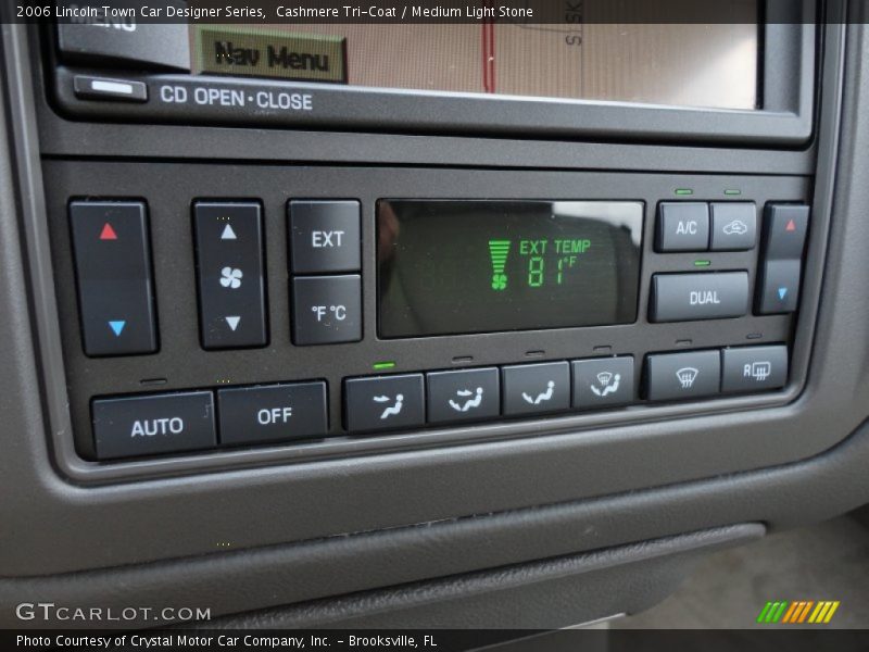 Controls of 2006 Town Car Designer Series