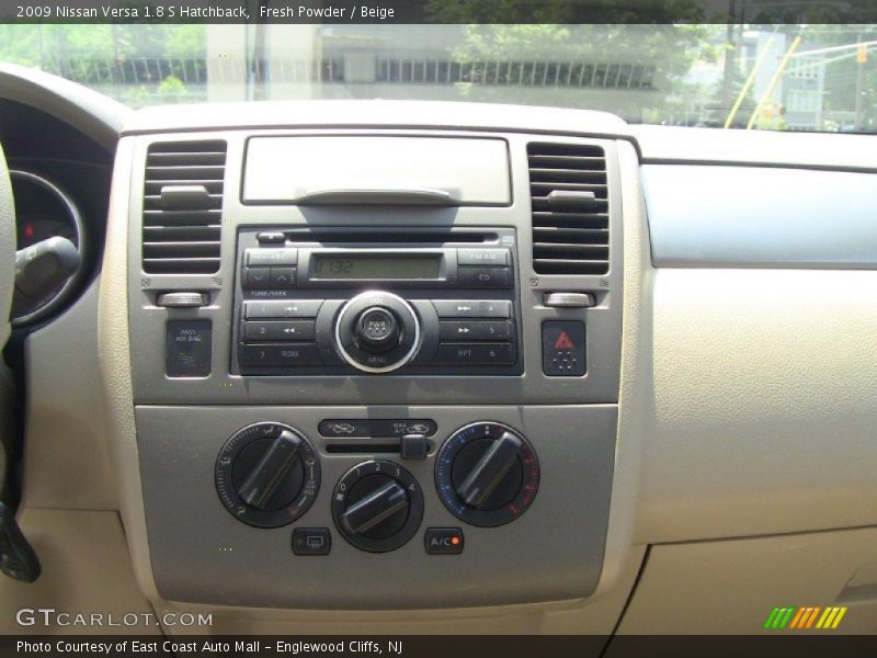 Fresh Powder / Beige 2009 Nissan Versa 1.8 S Hatchback