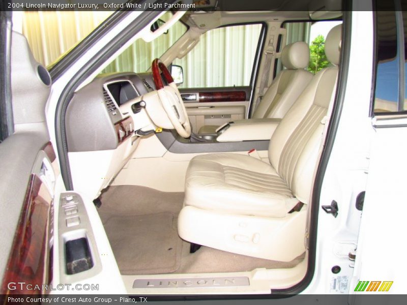 Oxford White / Light Parchment 2004 Lincoln Navigator Luxury