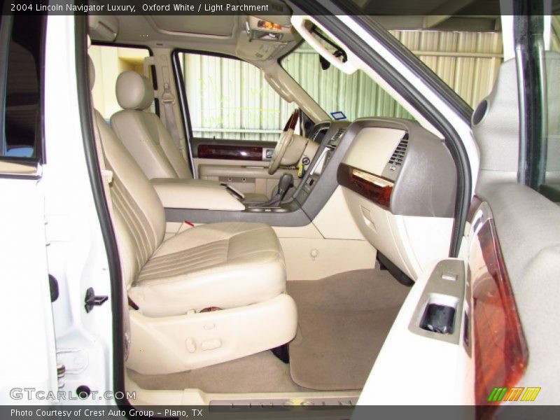 Oxford White / Light Parchment 2004 Lincoln Navigator Luxury