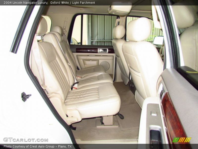 Oxford White / Light Parchment 2004 Lincoln Navigator Luxury