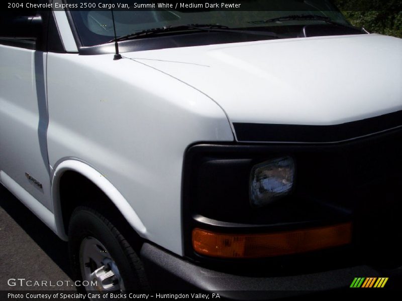 Summit White / Medium Dark Pewter 2004 Chevrolet Express 2500 Cargo Van
