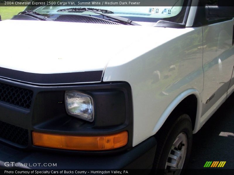 Summit White / Medium Dark Pewter 2004 Chevrolet Express 2500 Cargo Van