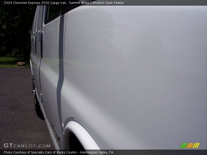 Summit White / Medium Dark Pewter 2004 Chevrolet Express 2500 Cargo Van