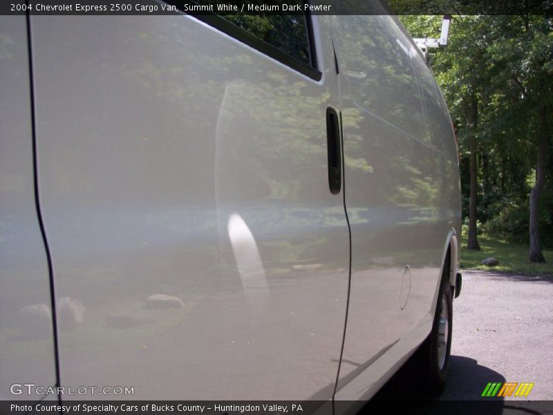 Summit White / Medium Dark Pewter 2004 Chevrolet Express 2500 Cargo Van