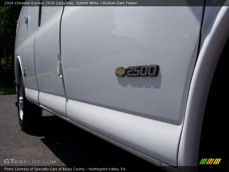 Summit White / Medium Dark Pewter 2004 Chevrolet Express 2500 Cargo Van