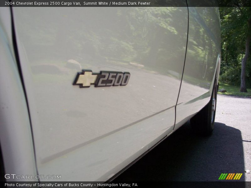 Summit White / Medium Dark Pewter 2004 Chevrolet Express 2500 Cargo Van
