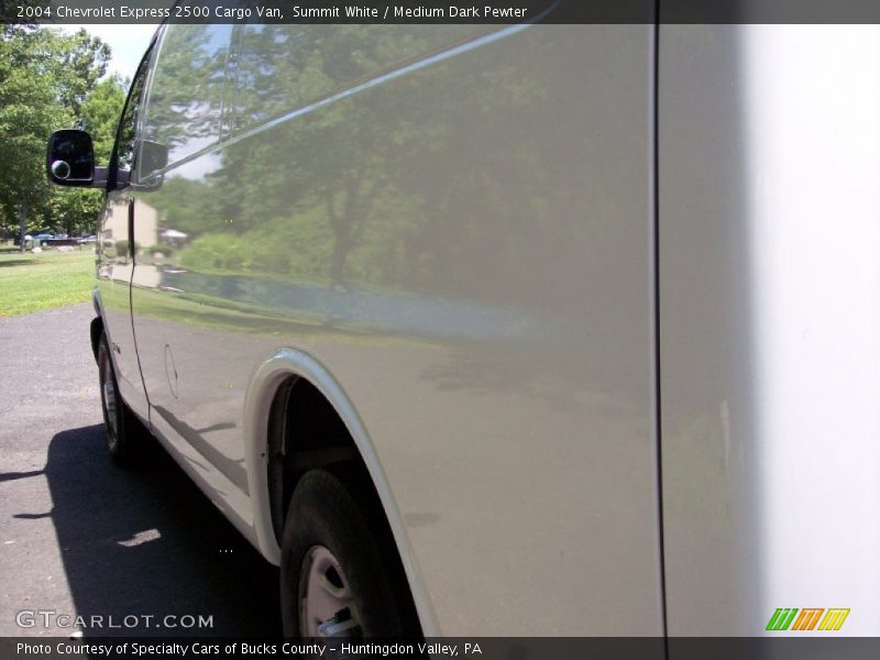 Summit White / Medium Dark Pewter 2004 Chevrolet Express 2500 Cargo Van