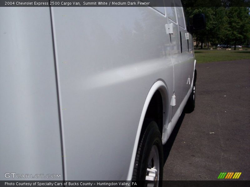 Summit White / Medium Dark Pewter 2004 Chevrolet Express 2500 Cargo Van