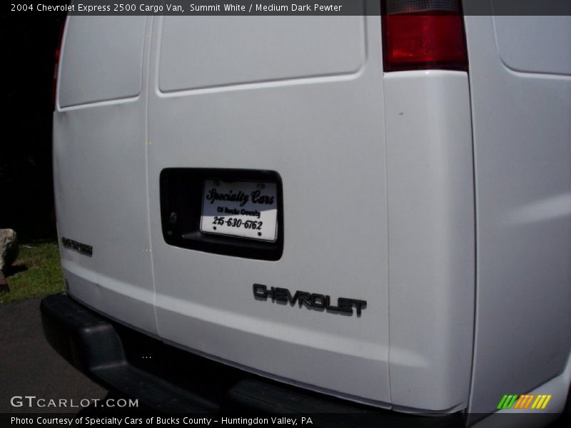 Summit White / Medium Dark Pewter 2004 Chevrolet Express 2500 Cargo Van