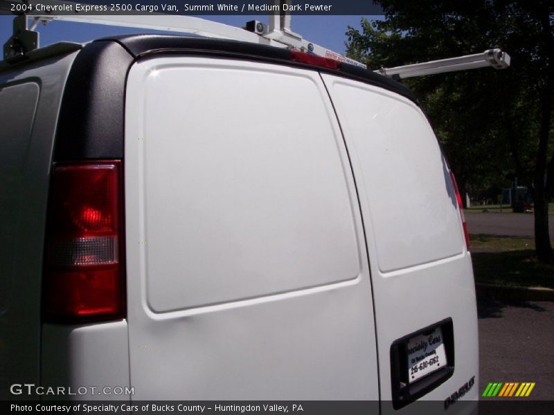 Summit White / Medium Dark Pewter 2004 Chevrolet Express 2500 Cargo Van