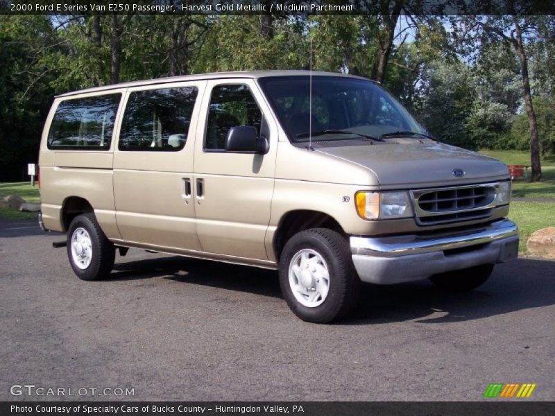 Front 3/4 View of 2000 E Series Van E250 Passenger