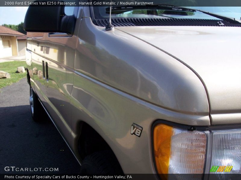 Harvest Gold Metallic / Medium Parchment 2000 Ford E Series Van E250 Passenger