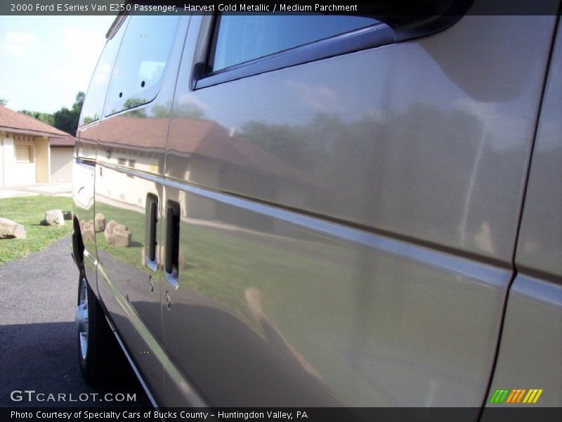 Harvest Gold Metallic / Medium Parchment 2000 Ford E Series Van E250 Passenger