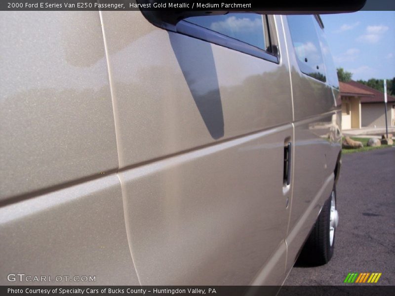 Harvest Gold Metallic / Medium Parchment 2000 Ford E Series Van E250 Passenger