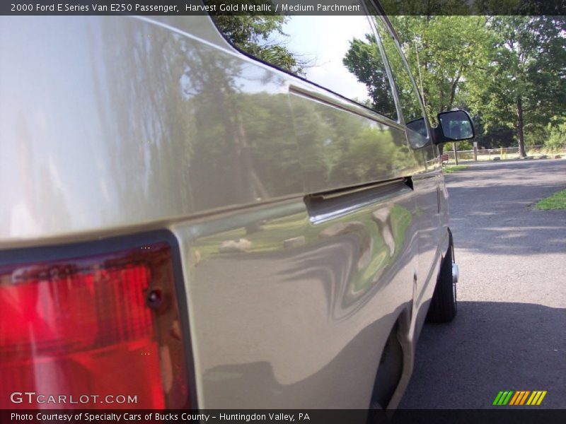 Harvest Gold Metallic / Medium Parchment 2000 Ford E Series Van E250 Passenger