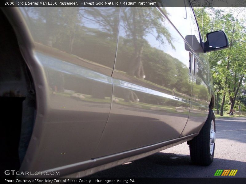 Harvest Gold Metallic / Medium Parchment 2000 Ford E Series Van E250 Passenger