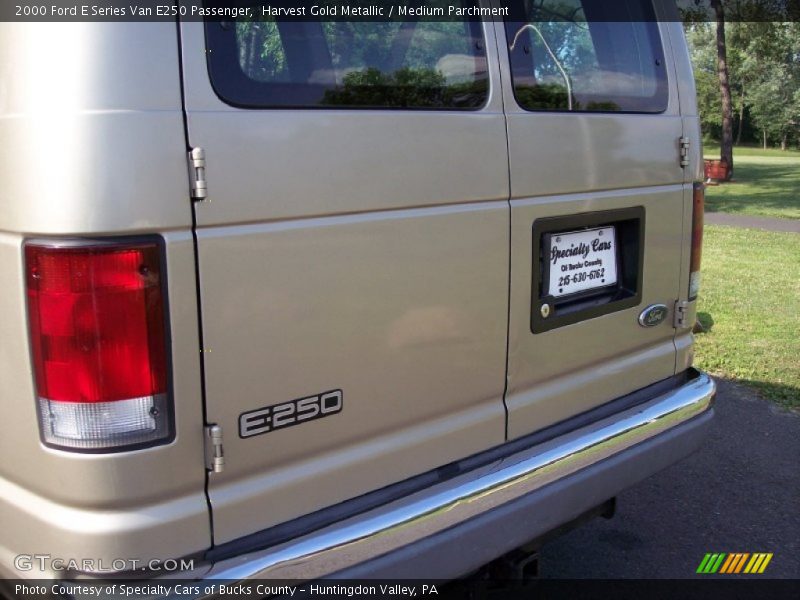 Harvest Gold Metallic / Medium Parchment 2000 Ford E Series Van E250 Passenger