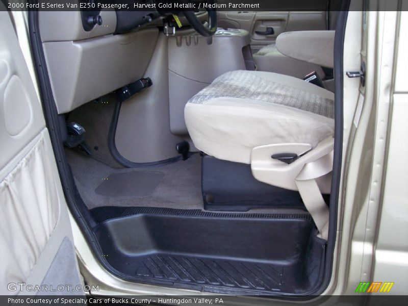 Harvest Gold Metallic / Medium Parchment 2000 Ford E Series Van E250 Passenger