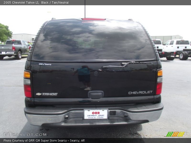 Black / Tan/Neutral 2005 Chevrolet Tahoe LS