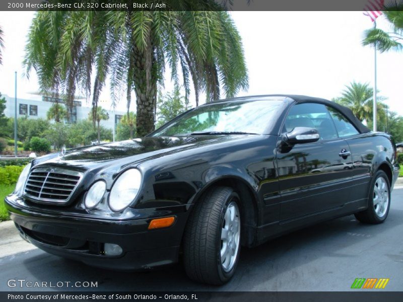 Front 3/4 View of 2000 CLK 320 Cabriolet